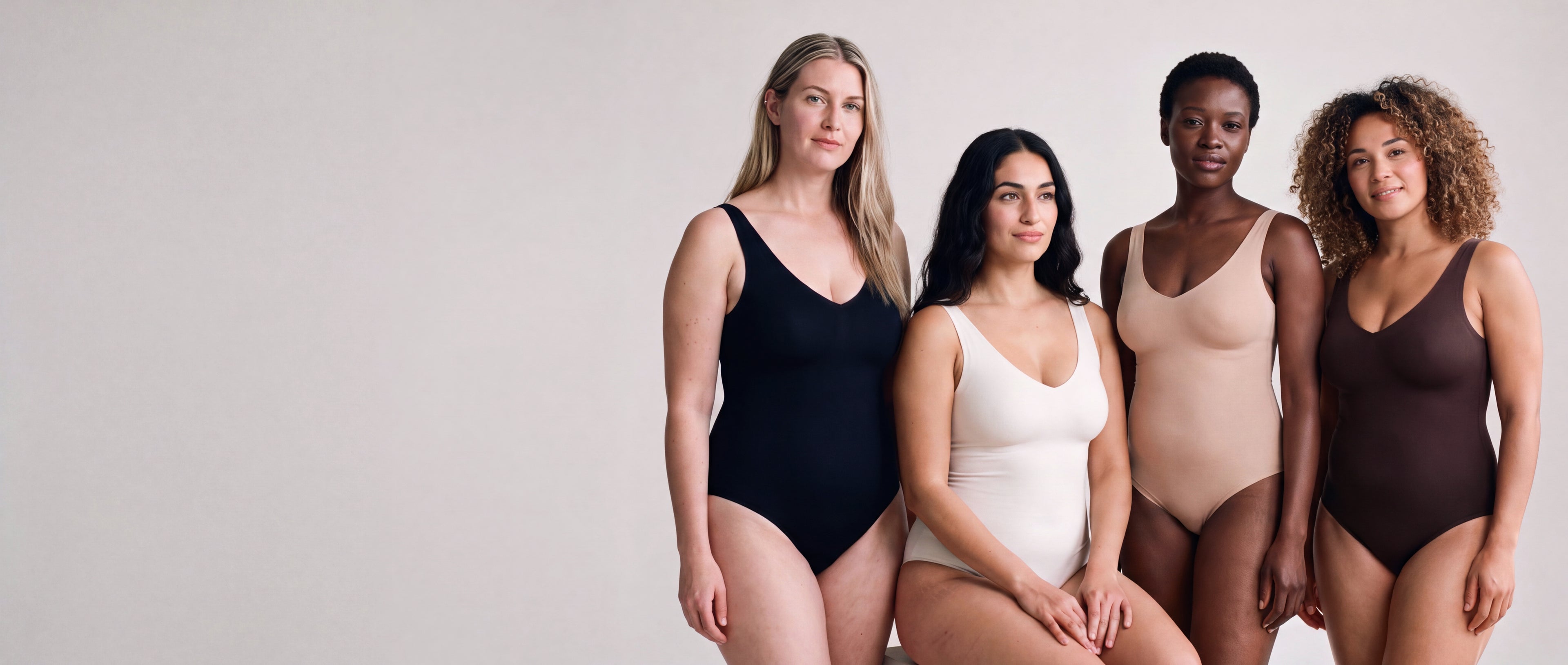 Vier Frauen im nahtlosen Shaping-Body von mumshape in vier Farbtönen