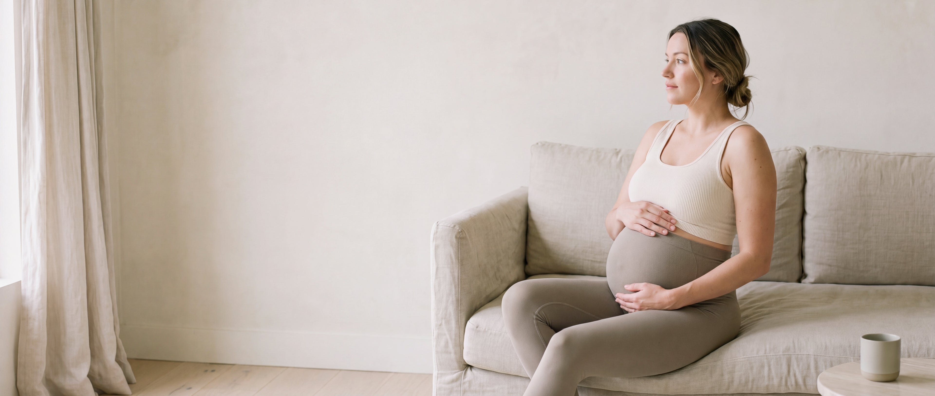 Schwangere in nahtlosen Umstandsleggings mit Bauchband von mumshape